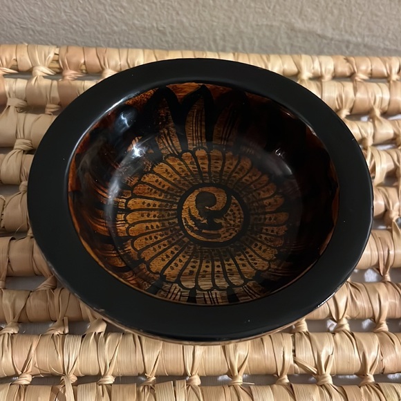 2 Wood Mexican Folk Art Hand Painted Lacquer Signed Bowls - Picture 7 of 12